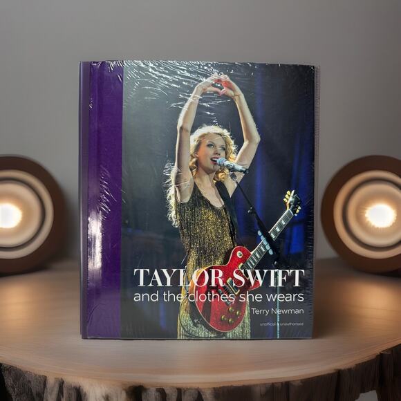 Taylor Swift : And the Clothes She Wears by Terry Newman (2023, Hardcover) NIP - Picture 2 of 4